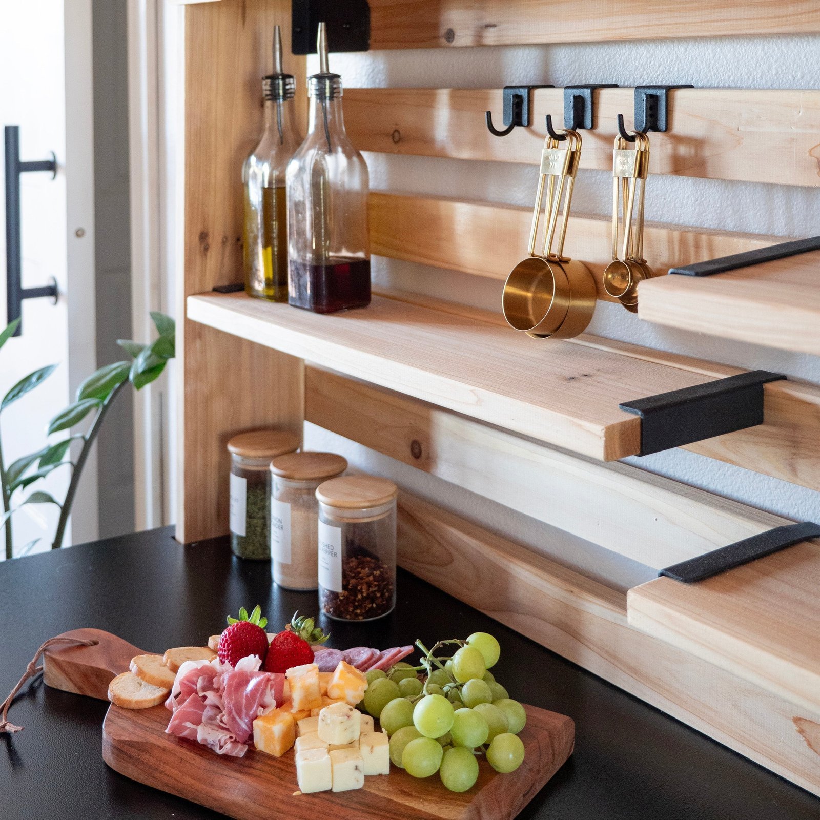 Hutch/Serving Station - Image 8